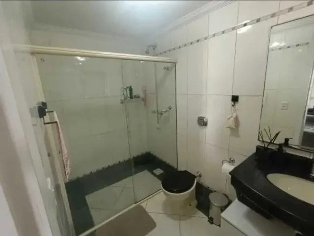 Imagem 8: Ampla casa com 4 suítes e 4 vagas de garage, piscina e área de festa espaçosa