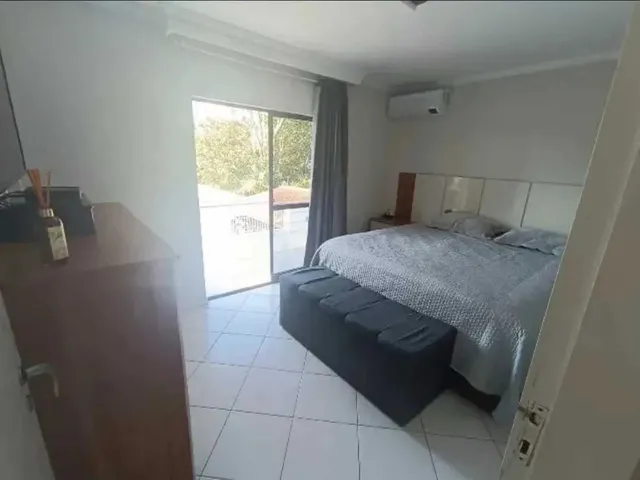 Imagem 9: Ampla casa com 4 suítes e 4 vagas de garage, piscina e área de festa espaçosa