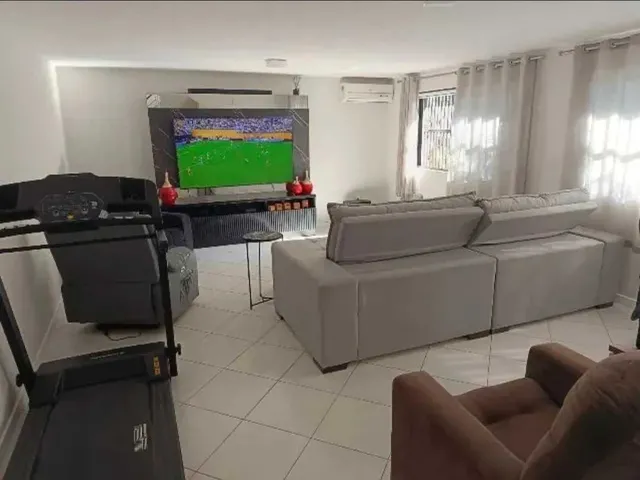 Imagem 10: Ampla casa com 4 suítes e 4 vagas de garage, piscina e área de festa espaçosa