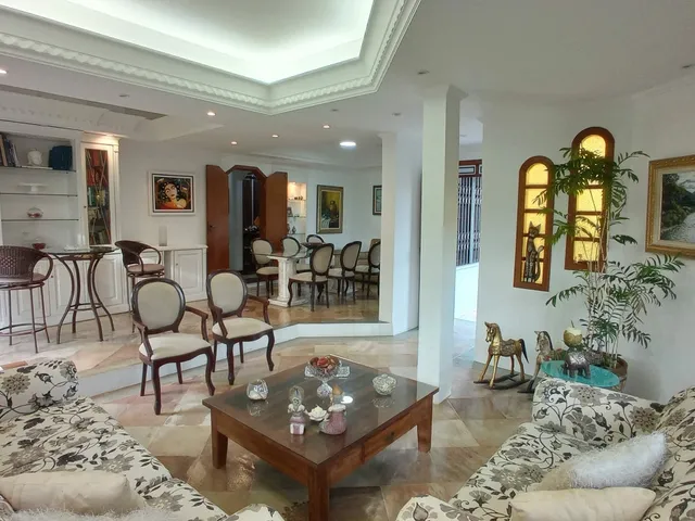 Imagem 4: Casa com 4 Dormitórios à Venda, 316m2, de Área Construída, Piscina, Edícula e
