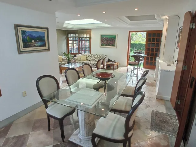 Imagem 6: Casa com 4 Dormitórios à Venda, 316m2, de Área Construída, Piscina, Edícula e