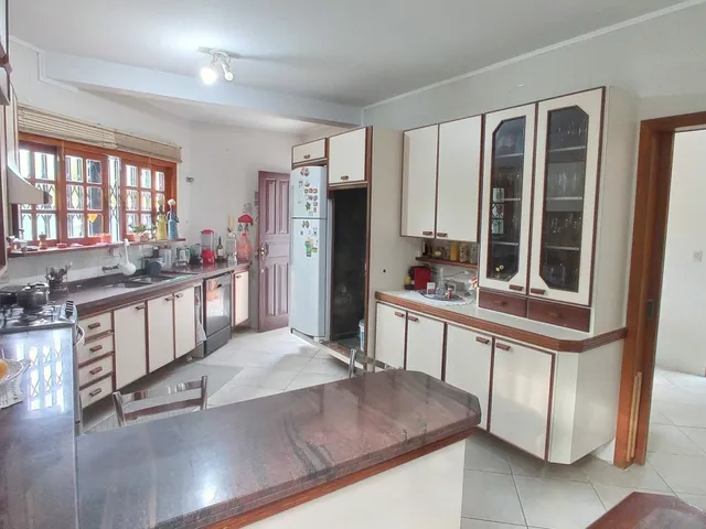 Imagem 8: Casa com 4 Dormitórios à Venda, 316m2, de Área Construída, Piscina, Edícula e