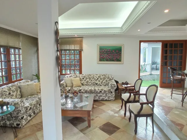 Imagem 2: Casa com 4 Dormitórios à Venda, 316m2, de Área Construída, Piscina, Edícula e