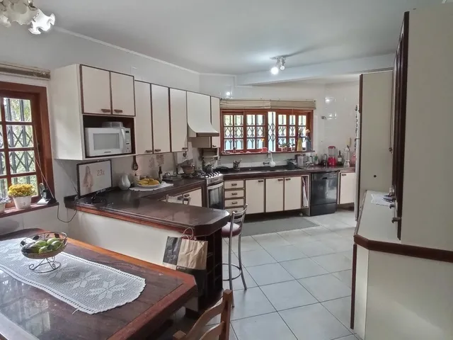 Imagem 10: Casa com 4 Dormitórios à Venda, 316m2, de Área Construída, Piscina, Edícula e