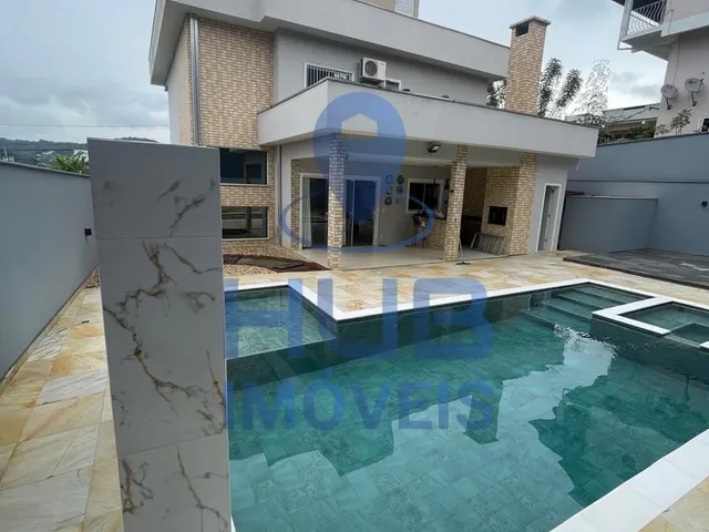Imagem: Casa de alto padrão com piscina, suítes