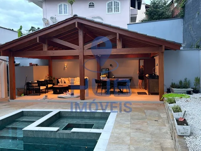 Imagem 7: Casa de Alto Padrão com Piscina, Suítes e Área de Lazer Completa em Região Valorizada de Blumenau