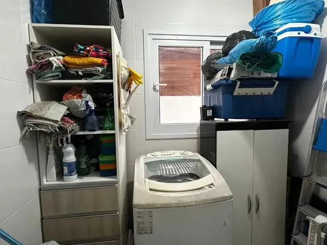 Imagem 2: Casa com 3 dormitórios sendo 1 suíte e 2 vagas de garagem - Bairro Campeche
