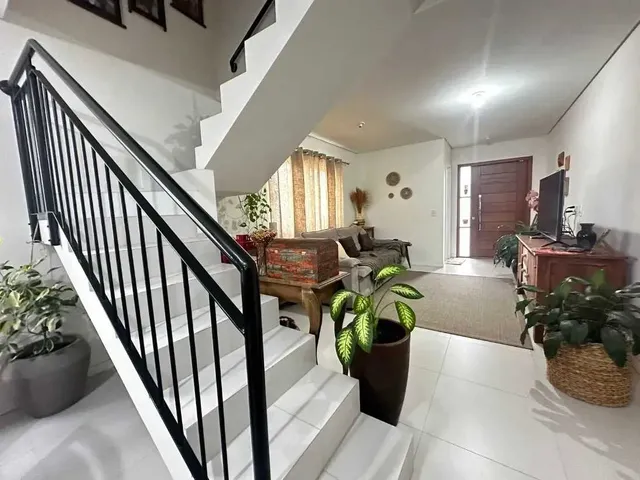 Imagem 3: Casa com 3 dormitórios sendo 1 suíte e 2 vagas de garagem - Bairro Campeche