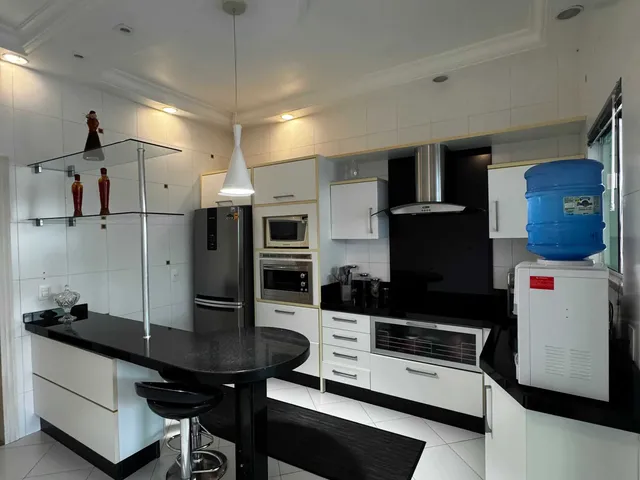 Imagem: Casa alto padrão com edícula nos fundos