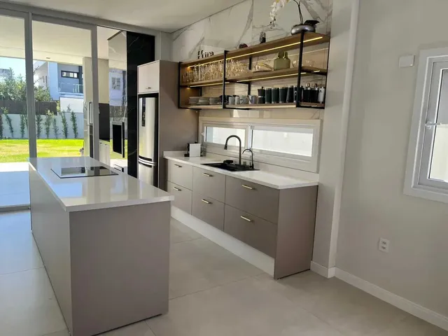 Imagem 7: Casa com 4 suítes sendo 1 master e 4 vagas de garagem - Campeche em Florianópolis/SC