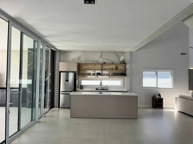 Imagem 3: Casa com 4 suítes sendo 1 master e 4 vagas de garagem - Campeche em Florianópolis/SC