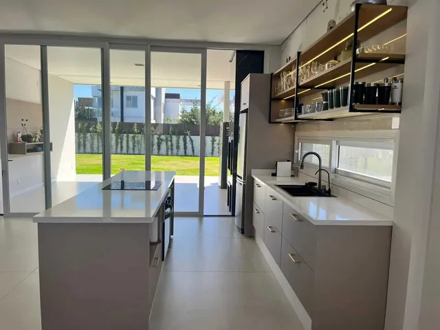 Imagem 9: Casa com 4 suítes sendo 1 master e 4 vagas de garagem - Campeche em Florianópolis/SC