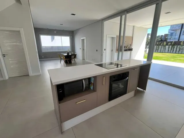 Imagem 10: Casa com 4 suítes sendo 1 master e 4 vagas de garagem - Campeche em Florianópolis/SC