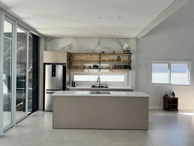 Imagem 6: Casa com 4 suítes sendo 1 master e 4 vagas de garagem - Campeche em Florianópolis/SC