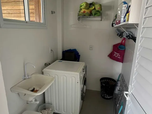 Imagem 2: Casa com 3 dormitórios sendo 1 suíte e 2 vagas de garagem em Biguaçu/SC