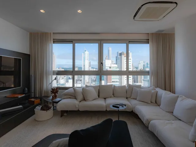 Imagem 2: Apartamento Mobiliado com 4 Suítes e 5 Vagas de Garagem na Avenida Atlântica em Balneário Camboriú