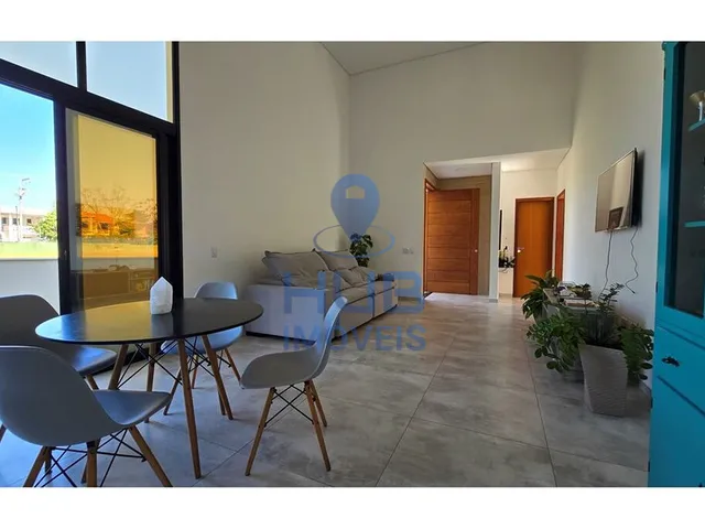 Imagem: A casa possui 4 Dormitórios, 2 Suítes, 4 Banheiros, 3