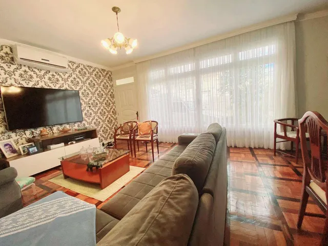 Imagem: Casa à Venda, 06 Dormitórios(2 suítes)
