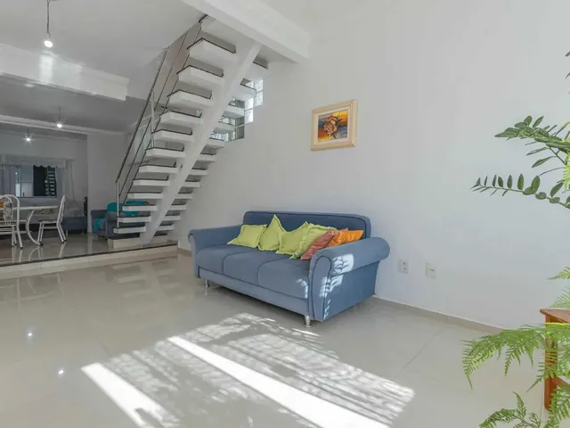 Imagem 2: Casa com 3 Suítes e 2 Vagas de Garagem no Centro de Balneário Camboriú