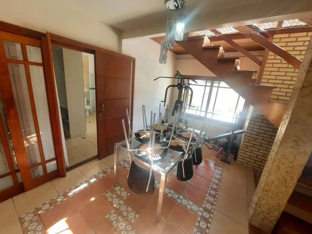 Imagem: A casa possui 5 Dormitórios, 4 Suítes, 7 Banheiros, 7