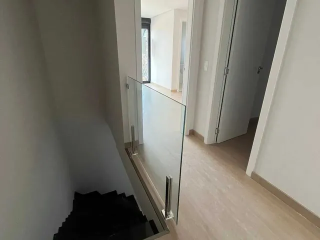 Imagem: Geminado alto padrão com 3 suítes sendo