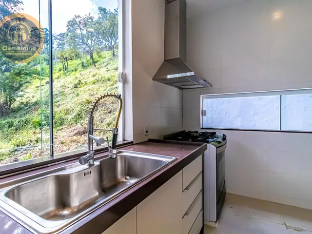 Imagem: A casa em condomínio possui 4 Dormitórios, 4 Suítes, 8