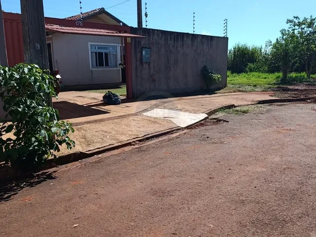 Imagem: A casa possui 2 Dormitórios, 1 Banheiro, 2 Vagas na