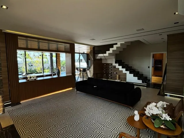 Imagem: A casa em condomínio possui 8 Dormitórios, 5 Suítes, 6