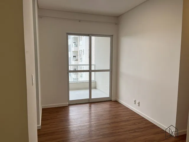 Imagem: O apartamento possui 5 Dormitórios, 1 Suíte, 2 Banheiros,