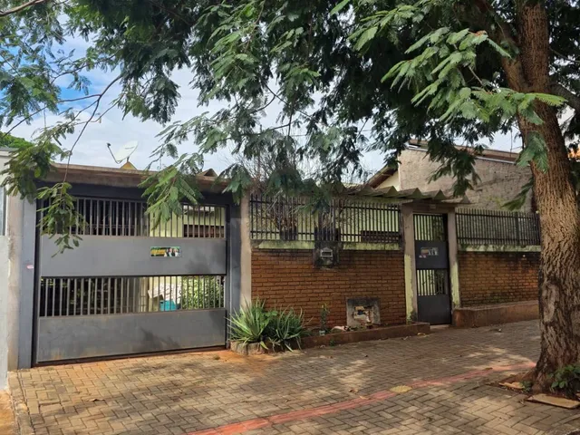 Imagem: A casa possui 3 Dormitórios, 1 Banheiro, 2 Vagas na