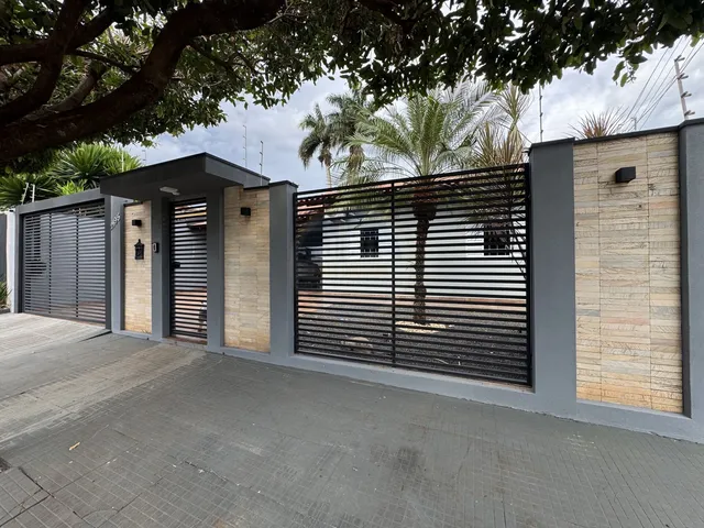 Imagem: A casa possui 4 Dormitórios, 1 Suíte, 2 Banheiros, 3