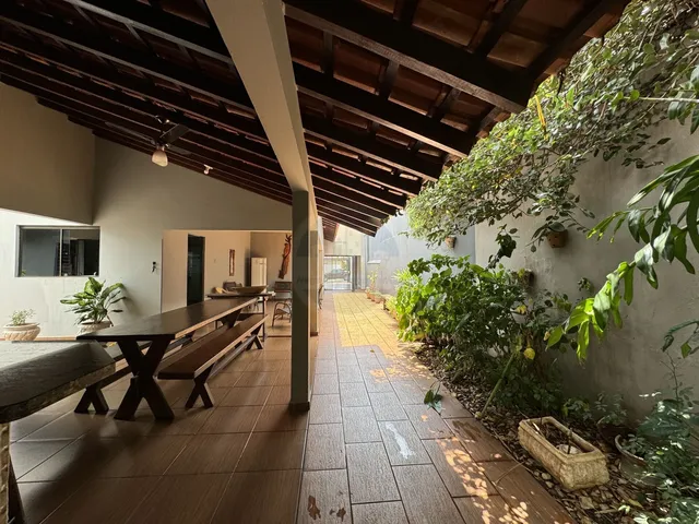 Imagem 7: Casa à venda, com 4 dormitórios, sendo 1 suíte e 2 banheiros