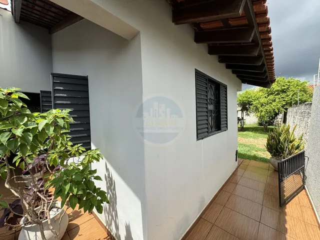 Imagem 3: Casa à venda, com 4 dormitórios, sendo 1 suíte e 2 banheiros
