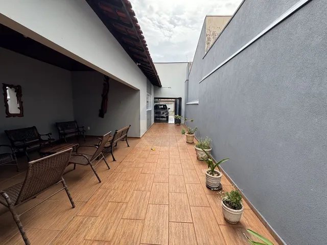 Imagem 2: Casa à venda, com 4 dormitórios, sendo 1 suíte e 2 banheiros