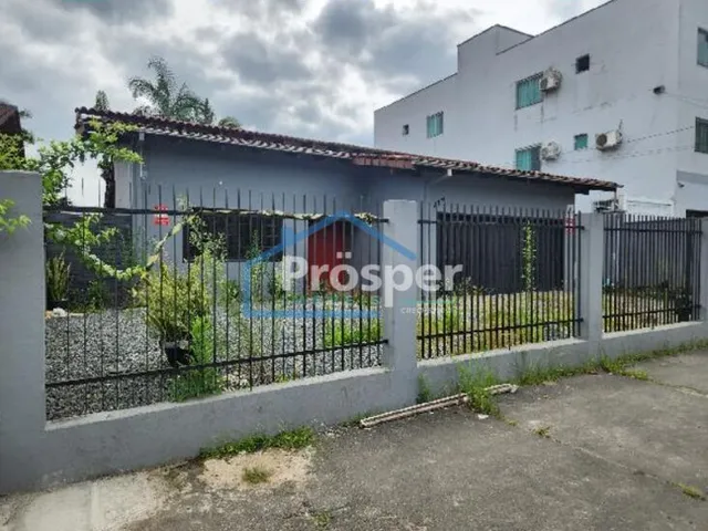 Imagem: A casa possui 6 Dormitórios, 1 Suíte, 2 Banheiros, 2