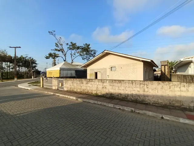 Imagem: A casa possui 2 Dormitórios, 2 Banheiros, 380m² de Área,