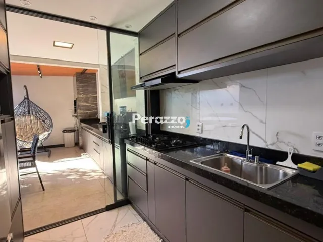 Imagem: A casa possui 3 Dormitórios, 1 Suíte, 3 Banheiros, 2