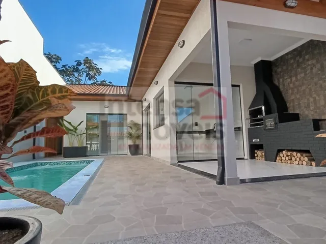 Imagem: A casa possui 2 Dormitórios, 1 Suíte, 2 Banheiros, 2