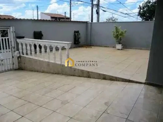 Imagem: A casa possui 3 Dormitórios, 2 Banheiros, 4 Vagas na