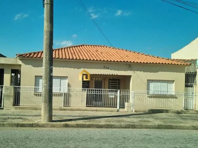Imagem: A casa possui 3 Dormitórios, 3 Banheiros, 3 Vagas na