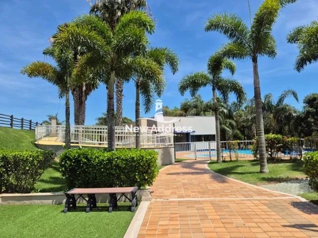 Imagem 2: Lote plano na parte alta do Riviera Park, com ótima localização, privacidade e lazer