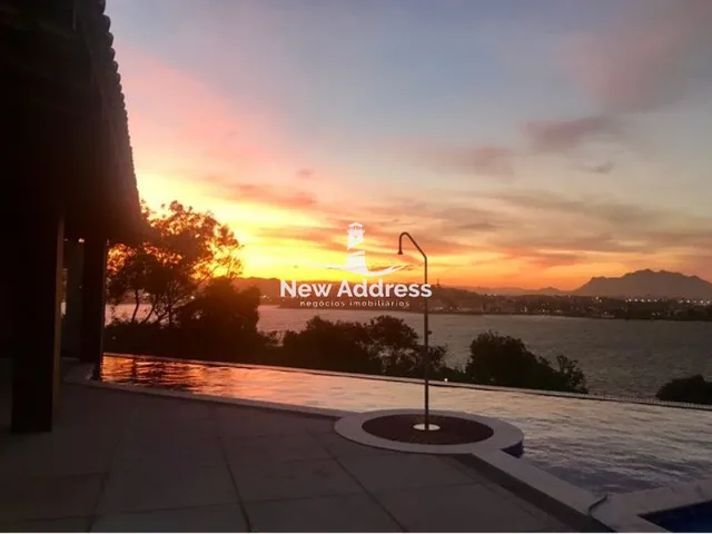 Imagem: Com o mar como cenário e o pôr do sol