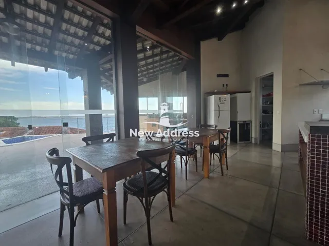 Imagem 10: Com o mar como cenário e o pôr do sol como espetáculo diário, esta casa no Morro do