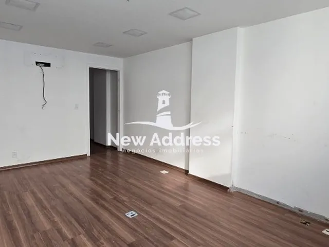 Imagem: Sala comercial pronta com piso e banheiro