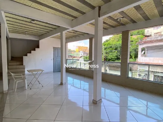 Imagem: Prédio com 2 casas, 4 quartos, 2 vagas
