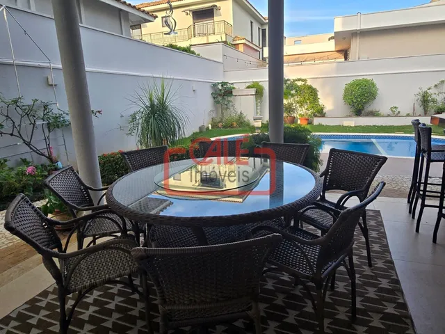 Imagem: A casa em condomínio possui 4 Dormitórios, 4 Suítes, 6