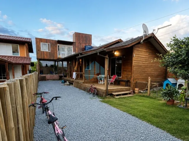 Imagem: Duas Casas em Terreno, a Poucos Minutos