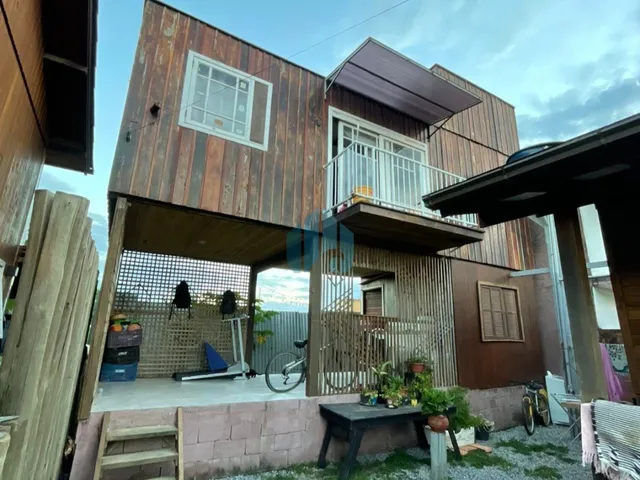 Imagem 2: Duas Casas em Terreno, a Poucos Minutos da Praia Central, Próximas ao Centro, Palhocinha