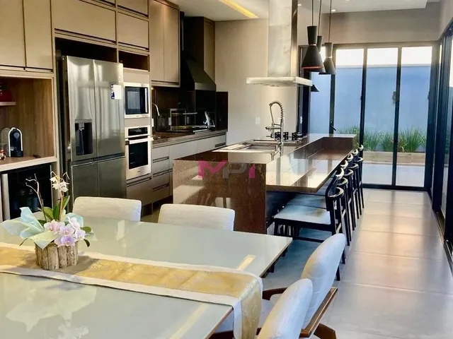 Imagem: A casa em condomínio possui 3 Dormitórios, 3 Suítes, 5