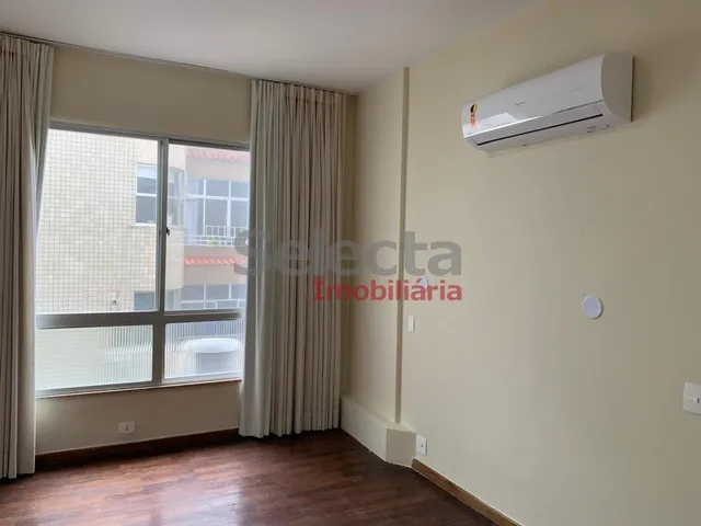 Imagem 2: Apartamento na quadra da praia, distante cerca de 20 metros da Av. Delfim Moreira, na